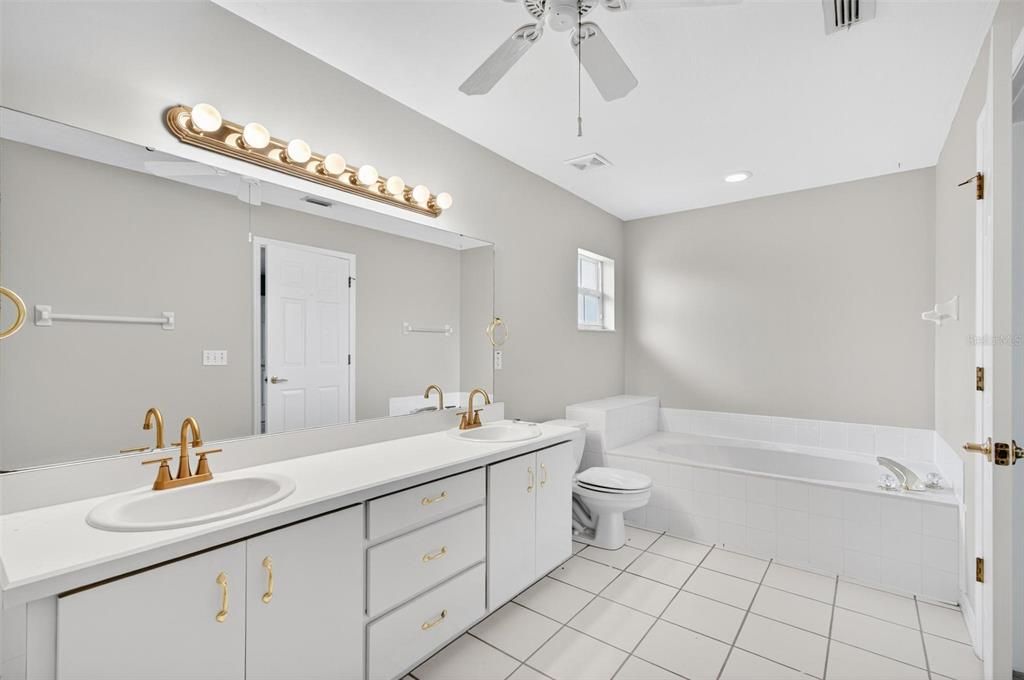 Под контрактом: $289,000 (3 спален, 2 ванн, 1707 Квадратных фут)