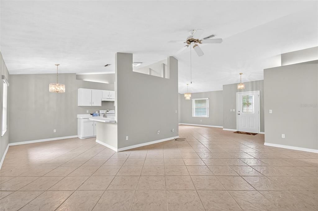 Под контрактом: $289,000 (3 спален, 2 ванн, 1707 Квадратных фут)