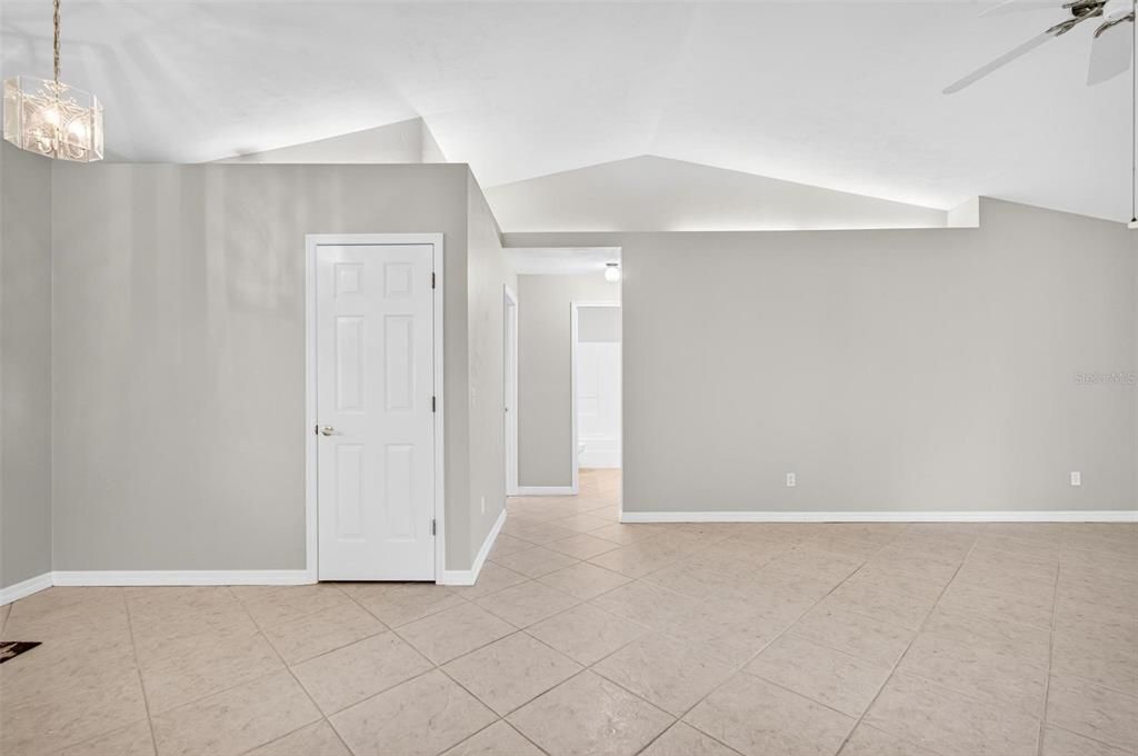 Под контрактом: $289,000 (3 спален, 2 ванн, 1707 Квадратных фут)