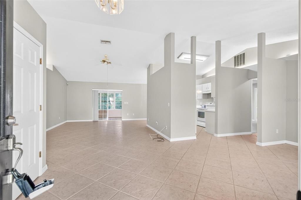 Под контрактом: $289,000 (3 спален, 2 ванн, 1707 Квадратных фут)