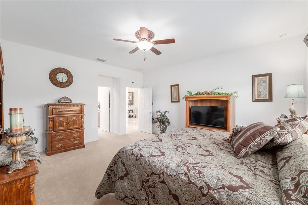 Под контрактом: $334,900 (3 спален, 2 ванн, 1959 Квадратных фут)