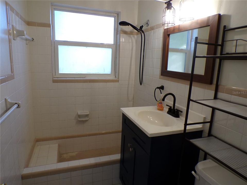 Activo con contrato: $180,000 (3 camas, 1 baños, 1209 Pies cuadrados)