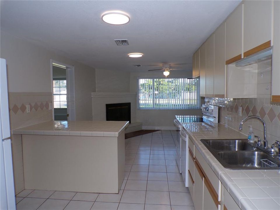 Activo con contrato: $180,000 (3 camas, 1 baños, 1209 Pies cuadrados)