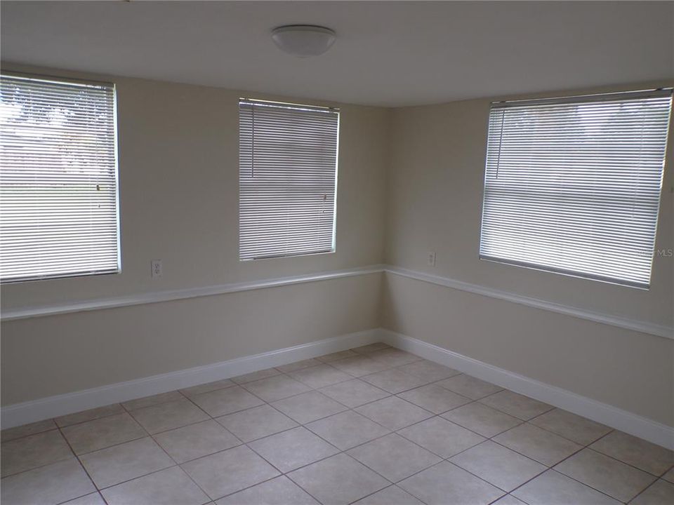 Activo con contrato: $180,000 (3 camas, 1 baños, 1209 Pies cuadrados)