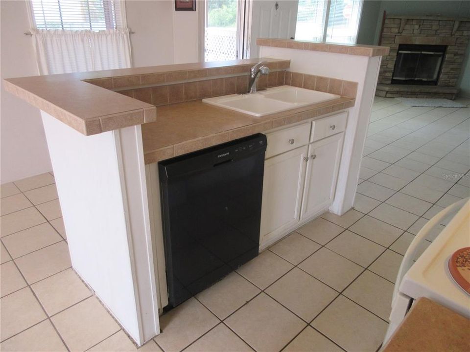 合同活跃: $170,000 (3 贝兹, 2 浴室, 1293 平方英尺)