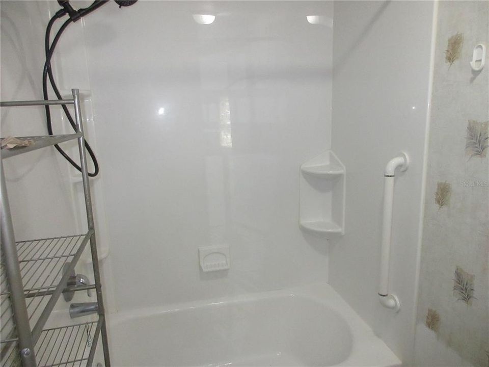 合同活跃: $170,000 (3 贝兹, 2 浴室, 1293 平方英尺)