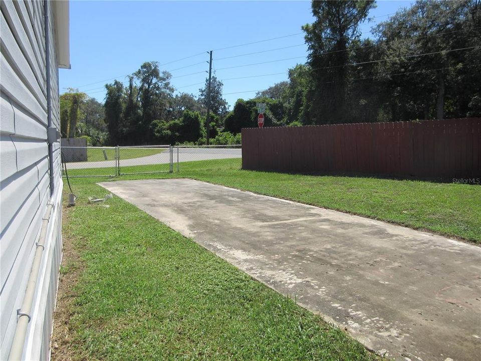 合同活跃: $170,000 (3 贝兹, 2 浴室, 1293 平方英尺)