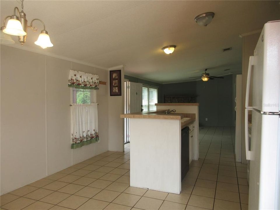 合同活跃: $170,000 (3 贝兹, 2 浴室, 1293 平方英尺)