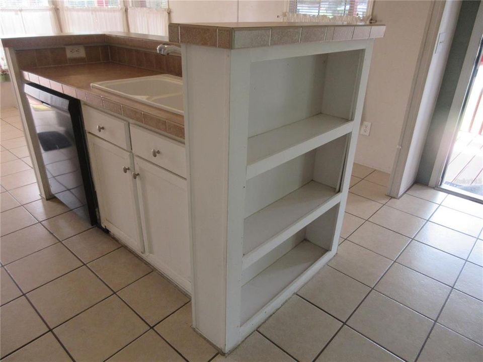 合同活跃: $170,000 (3 贝兹, 2 浴室, 1293 平方英尺)