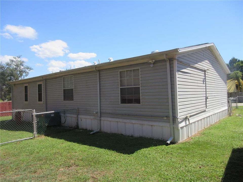 合同活跃: $170,000 (3 贝兹, 2 浴室, 1293 平方英尺)