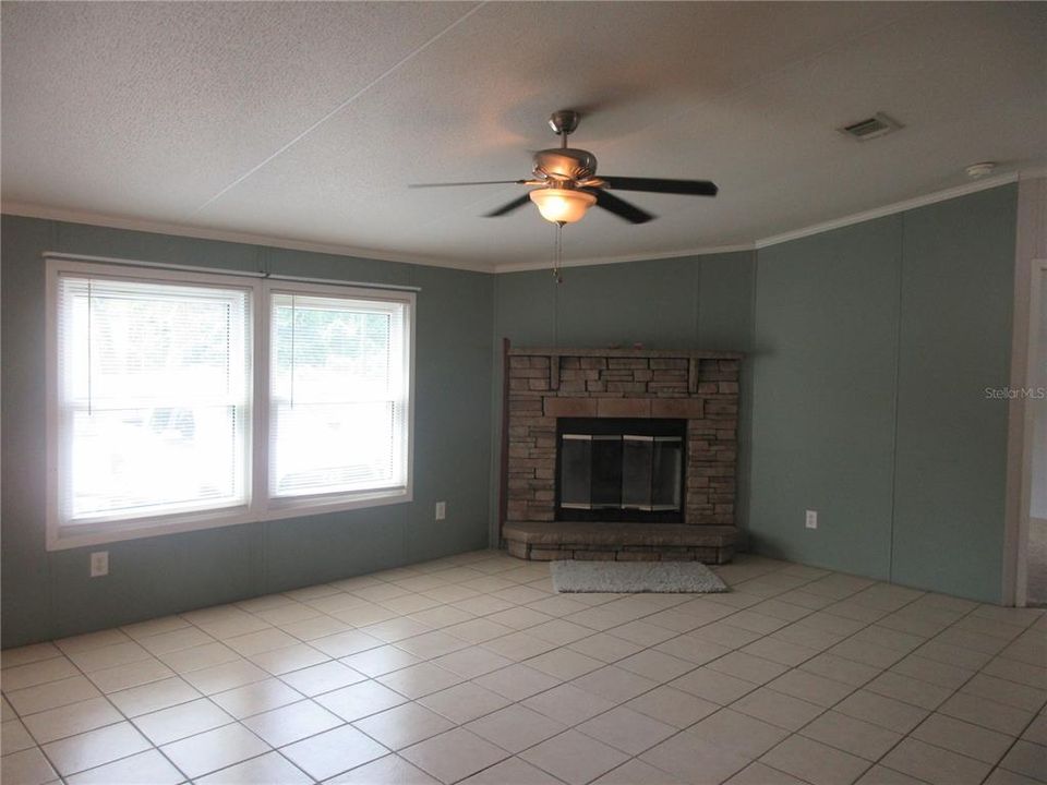 合同活跃: $170,000 (3 贝兹, 2 浴室, 1293 平方英尺)