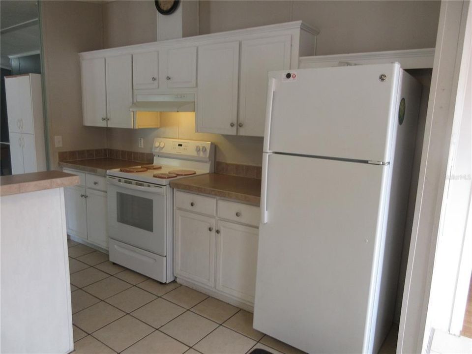 合同活跃: $170,000 (3 贝兹, 2 浴室, 1293 平方英尺)