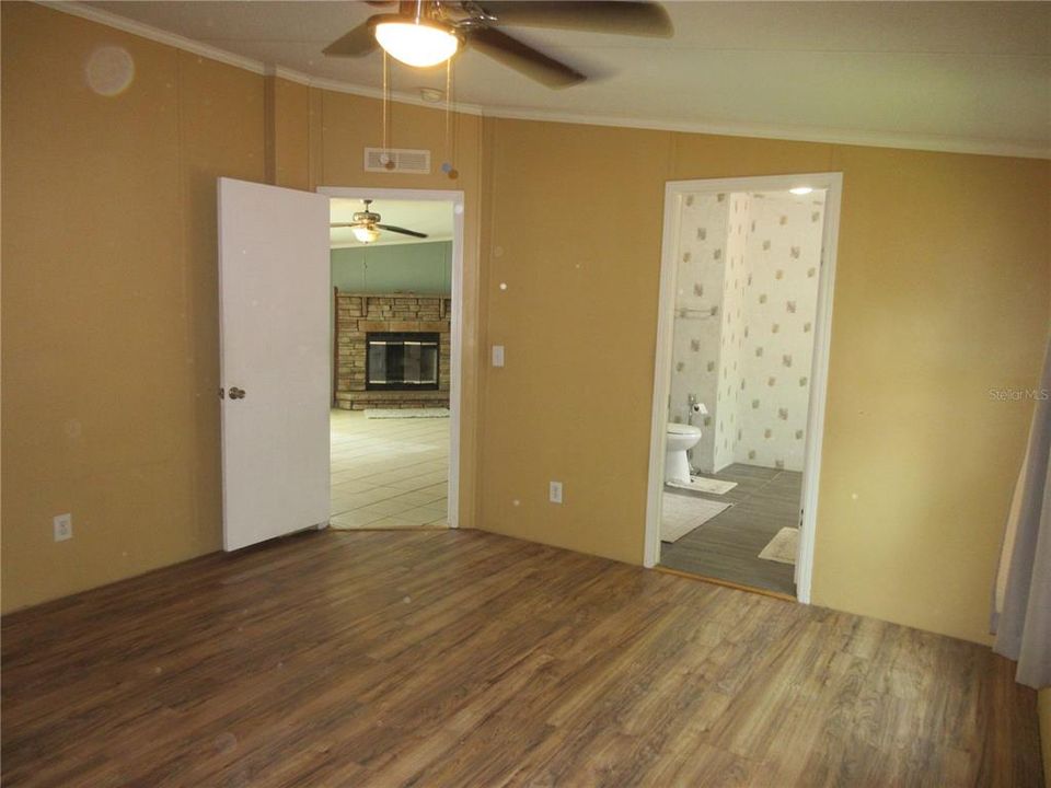 合同活跃: $170,000 (3 贝兹, 2 浴室, 1293 平方英尺)