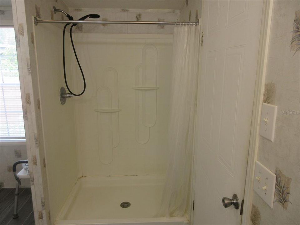 合同活跃: $170,000 (3 贝兹, 2 浴室, 1293 平方英尺)