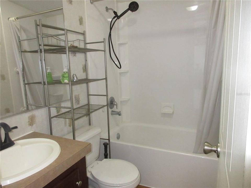 合同活跃: $170,000 (3 贝兹, 2 浴室, 1293 平方英尺)