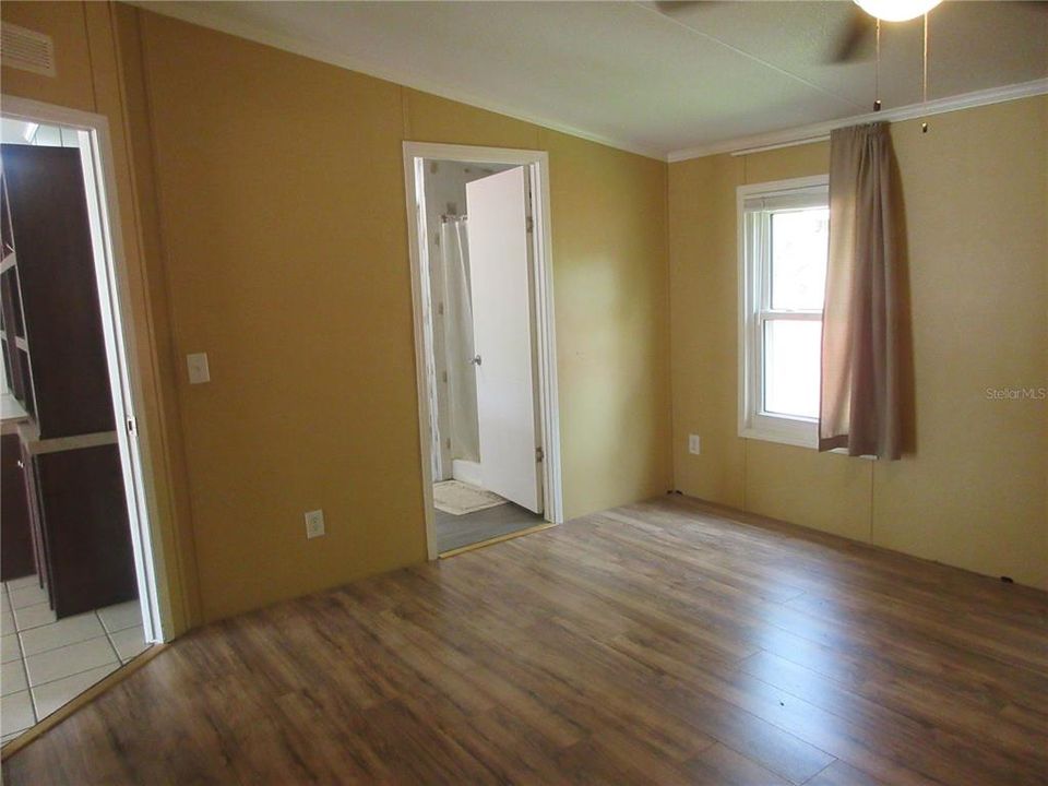 合同活跃: $170,000 (3 贝兹, 2 浴室, 1293 平方英尺)