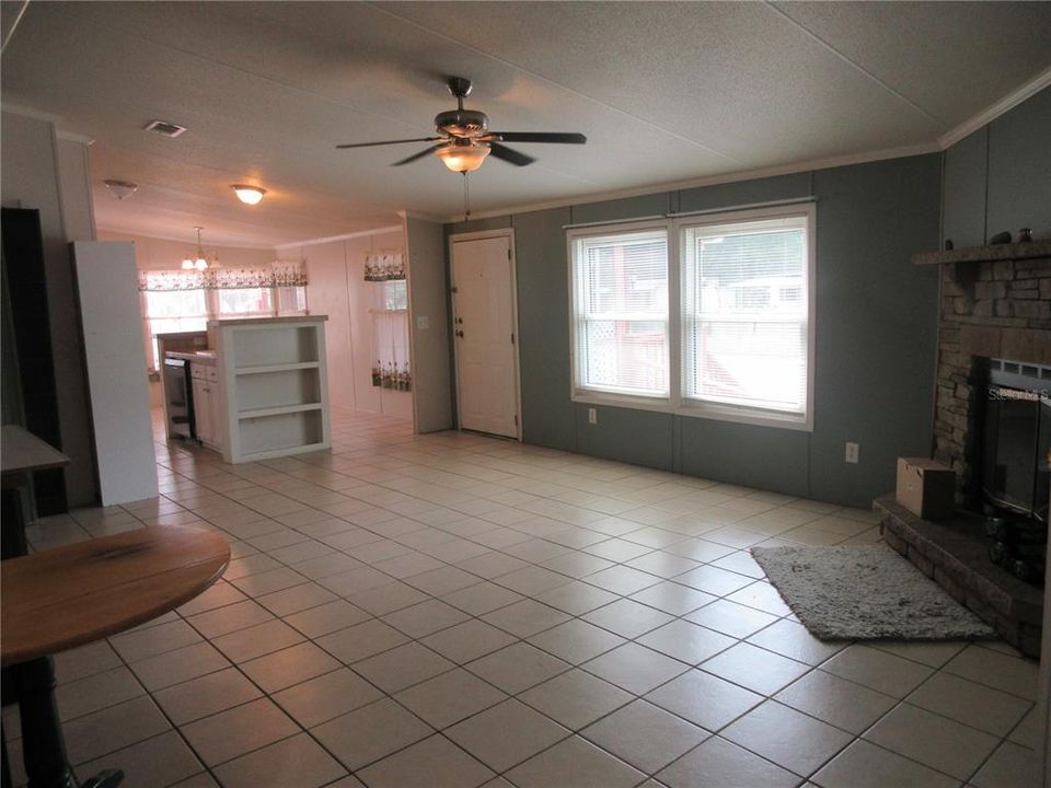 合同活跃: $170,000 (3 贝兹, 2 浴室, 1293 平方英尺)