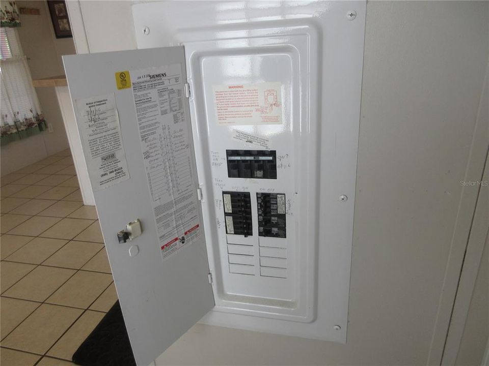 合同活跃: $170,000 (3 贝兹, 2 浴室, 1293 平方英尺)