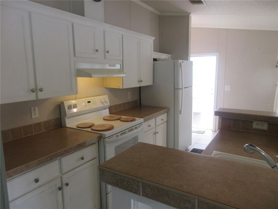 合同活跃: $170,000 (3 贝兹, 2 浴室, 1293 平方英尺)