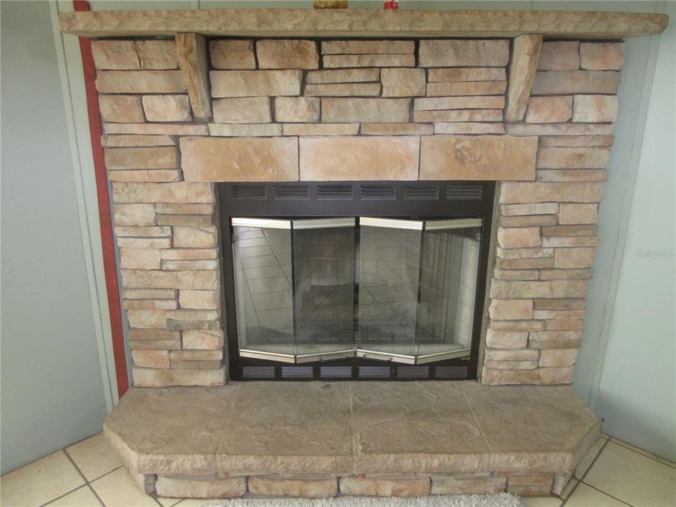 合同活跃: $170,000 (3 贝兹, 2 浴室, 1293 平方英尺)