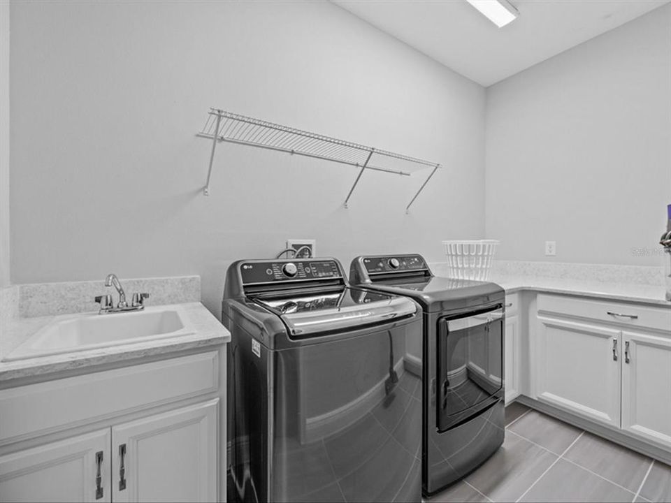 Activo con contrato: $445,000 (3 camas, 3 baños, 2355 Pies cuadrados)