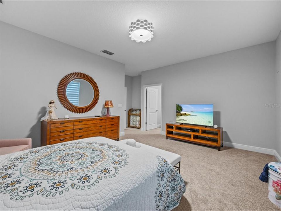 Activo con contrato: $445,000 (3 camas, 3 baños, 2355 Pies cuadrados)