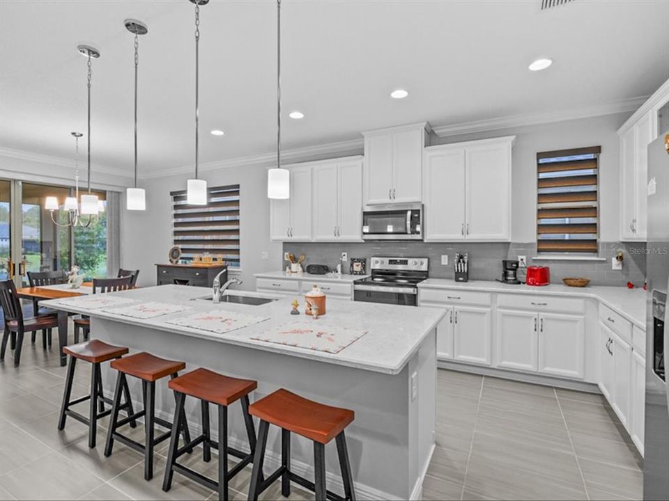 Activo con contrato: $445,000 (3 camas, 3 baños, 2355 Pies cuadrados)