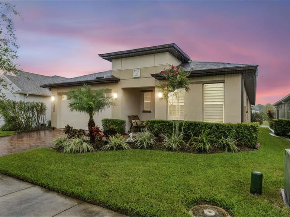 Activo con contrato: $445,000 (3 camas, 3 baños, 2355 Pies cuadrados)