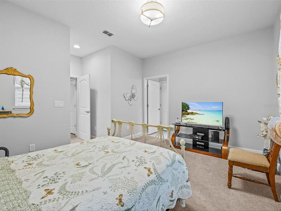 Activo con contrato: $445,000 (3 camas, 3 baños, 2355 Pies cuadrados)