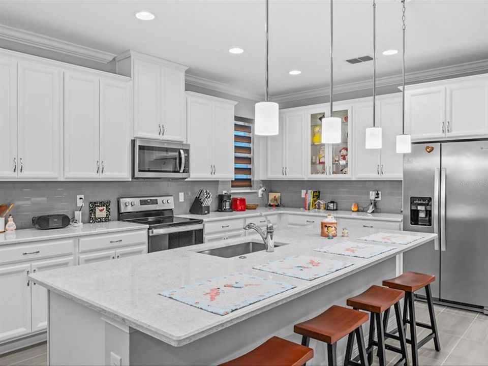 Activo con contrato: $445,000 (3 camas, 3 baños, 2355 Pies cuadrados)