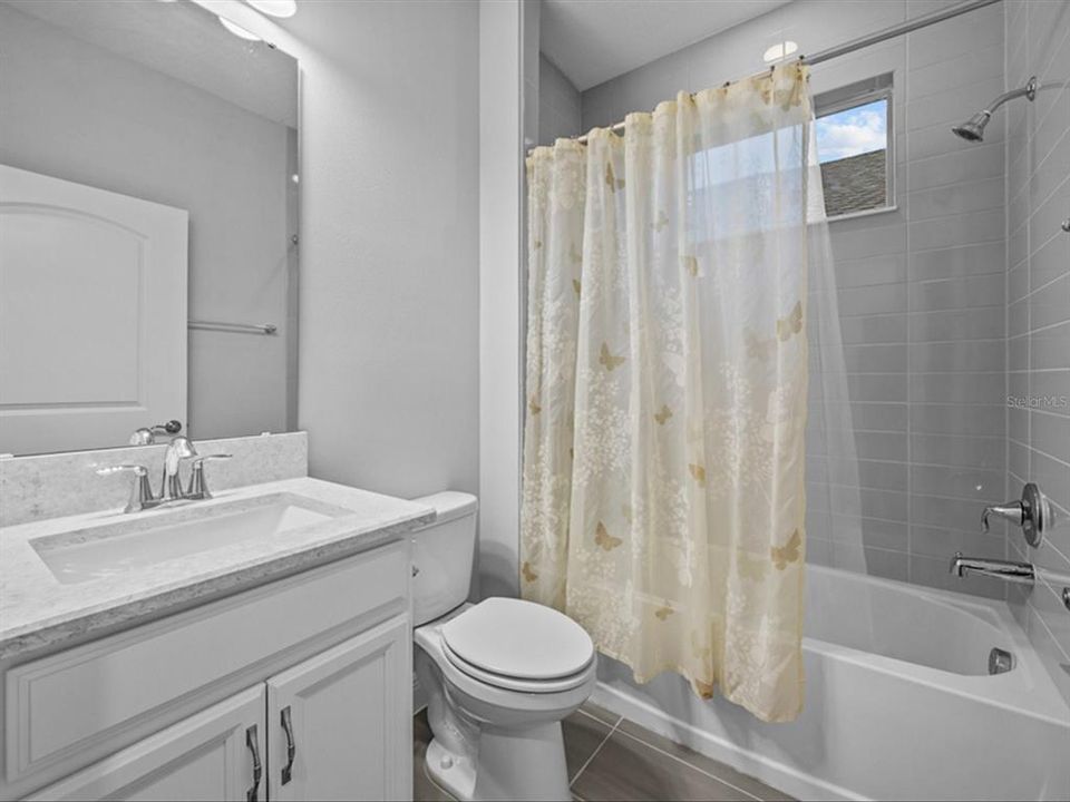 Activo con contrato: $445,000 (3 camas, 3 baños, 2355 Pies cuadrados)