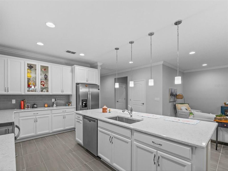 Activo con contrato: $445,000 (3 camas, 3 baños, 2355 Pies cuadrados)