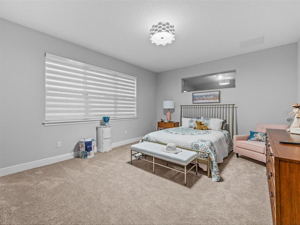 Activo con contrato: $445,000 (3 camas, 3 baños, 2355 Pies cuadrados)