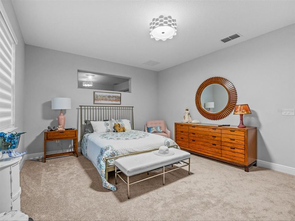 Activo con contrato: $445,000 (3 camas, 3 baños, 2355 Pies cuadrados)