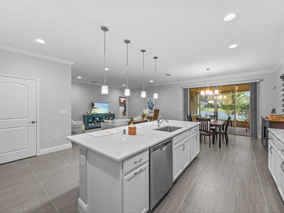 Activo con contrato: $445,000 (3 camas, 3 baños, 2355 Pies cuadrados)