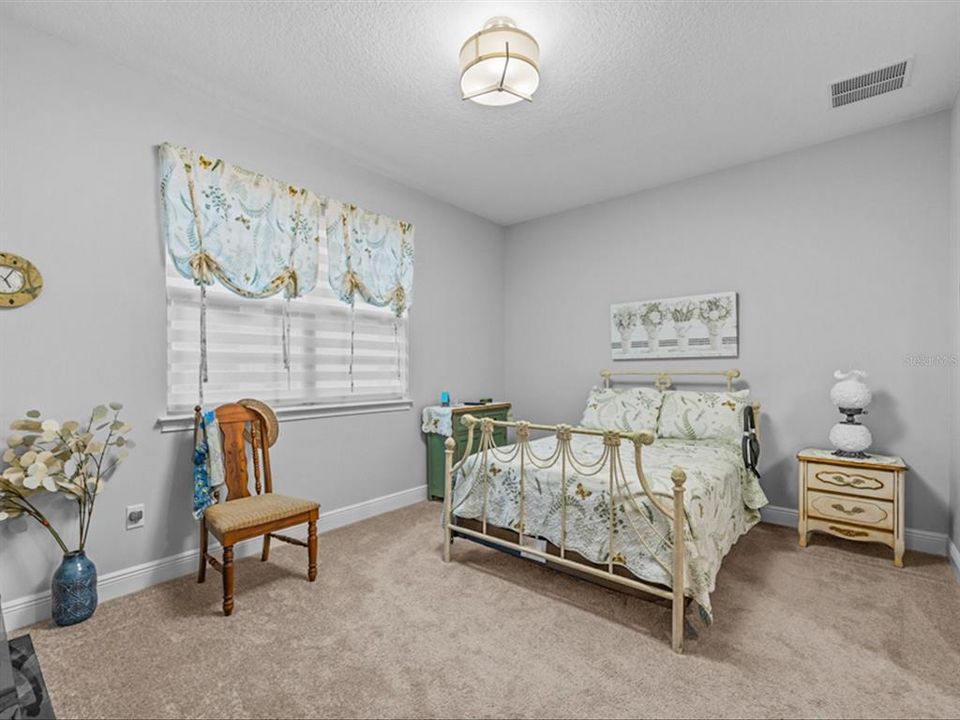 Activo con contrato: $445,000 (3 camas, 3 baños, 2355 Pies cuadrados)