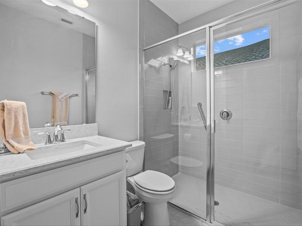 Activo con contrato: $445,000 (3 camas, 3 baños, 2355 Pies cuadrados)