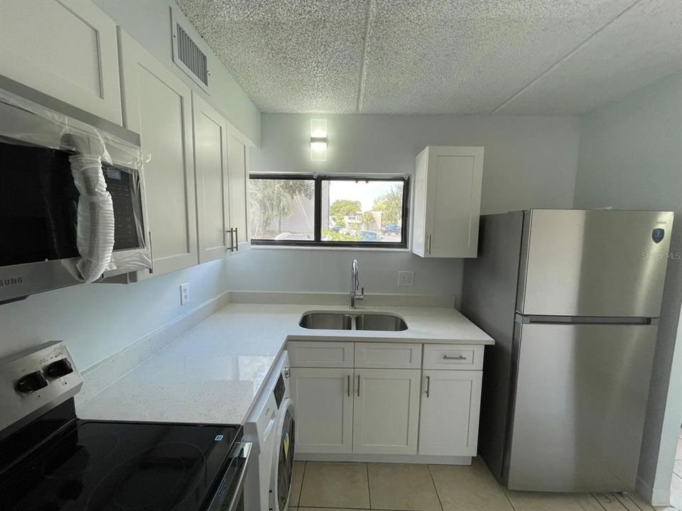 For Rent: $1,350 (1 beds, 1 baths, 750 Square Feet)
