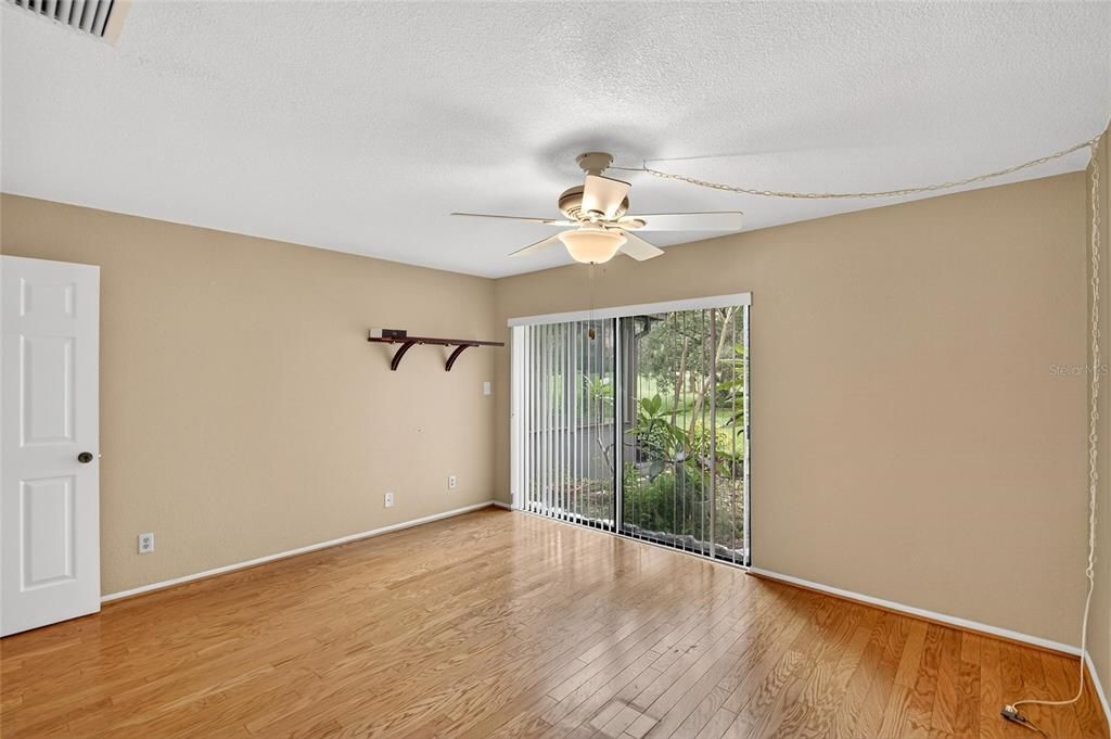 合同活跃: $268,500 (2 贝兹, 2 浴室, 1581 平方英尺)