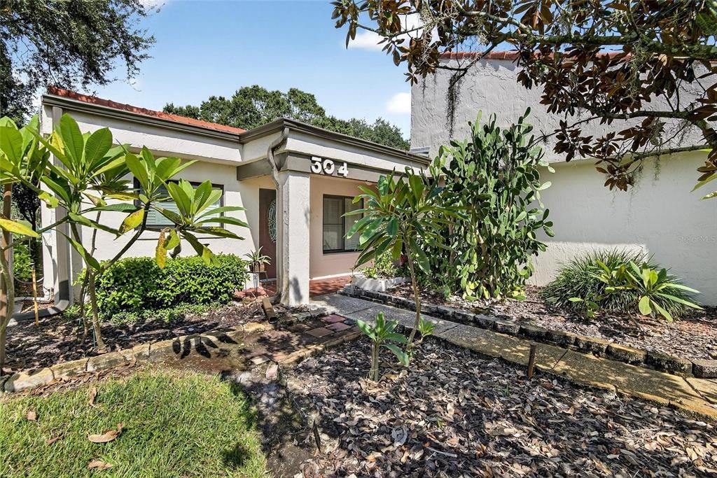 合同活跃: $268,500 (2 贝兹, 2 浴室, 1581 平方英尺)