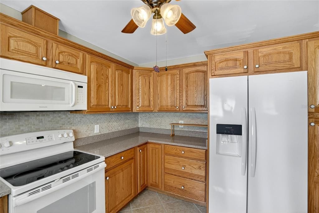 合同活跃: $268,500 (2 贝兹, 2 浴室, 1581 平方英尺)