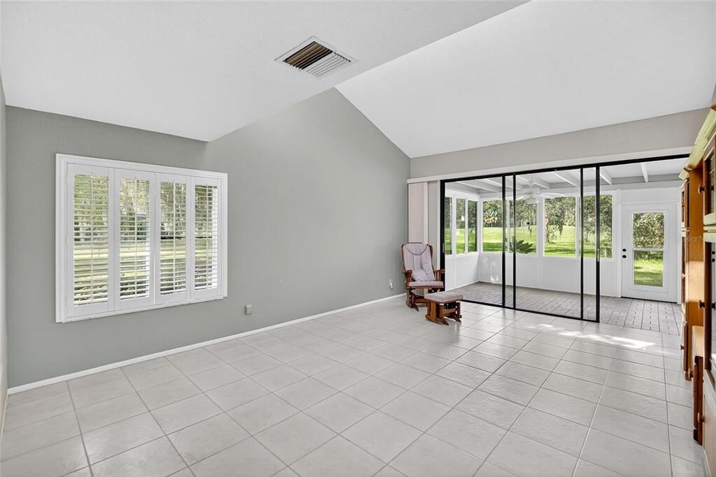 合同活跃: $268,500 (2 贝兹, 2 浴室, 1581 平方英尺)