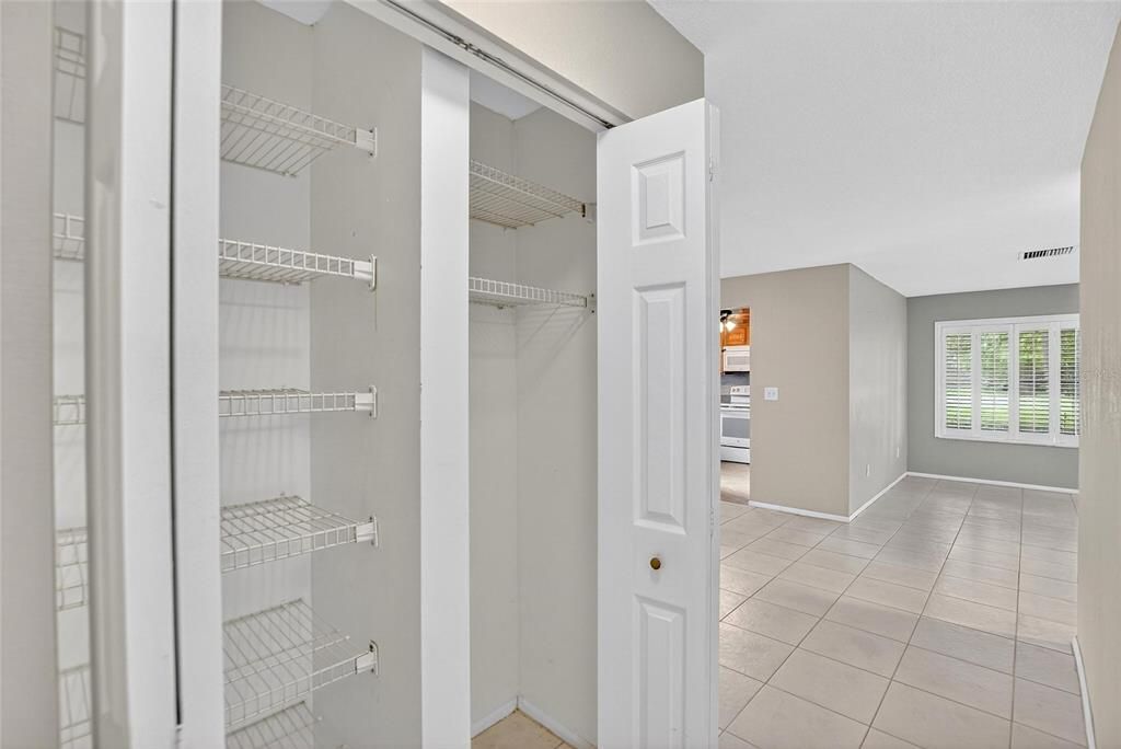 合同活跃: $268,500 (2 贝兹, 2 浴室, 1581 平方英尺)