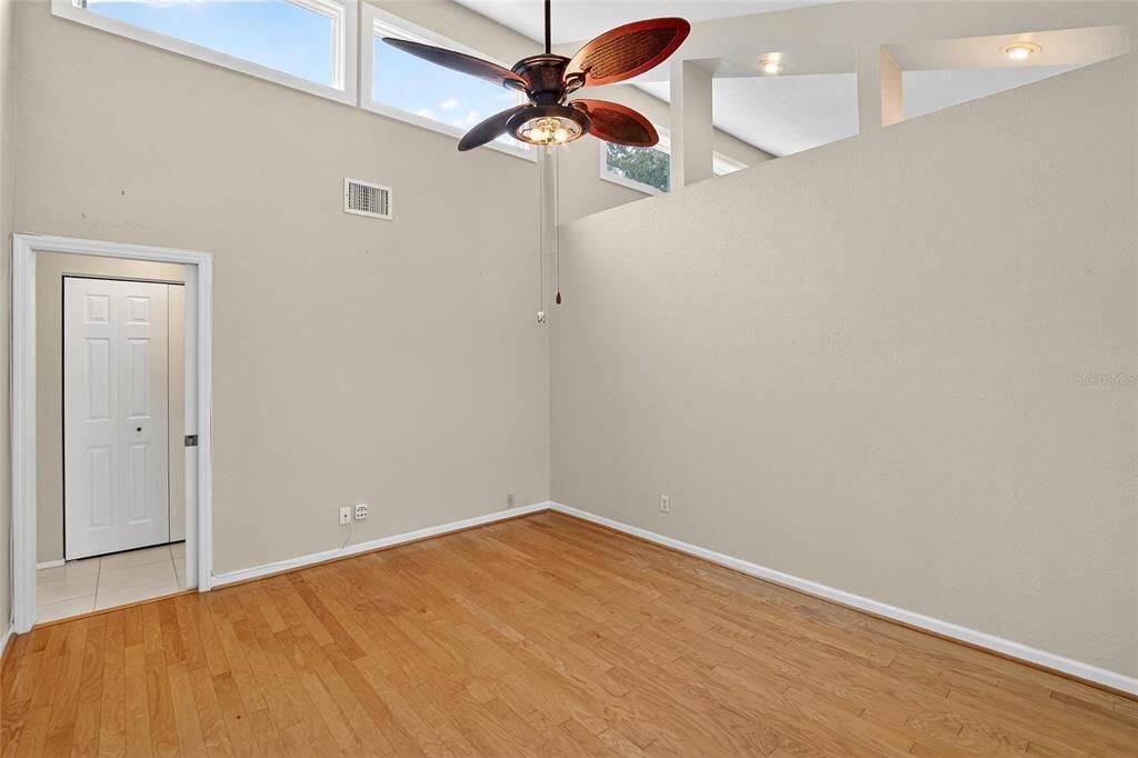 合同活跃: $268,500 (2 贝兹, 2 浴室, 1581 平方英尺)