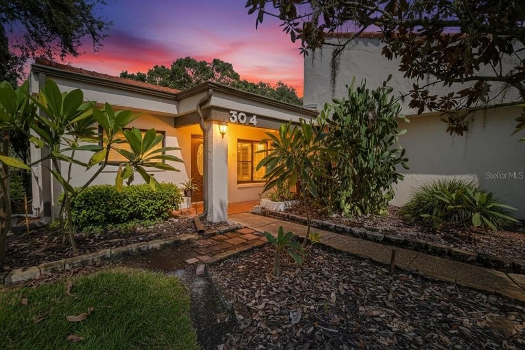 合同活跃: $268,500 (2 贝兹, 2 浴室, 1581 平方英尺)