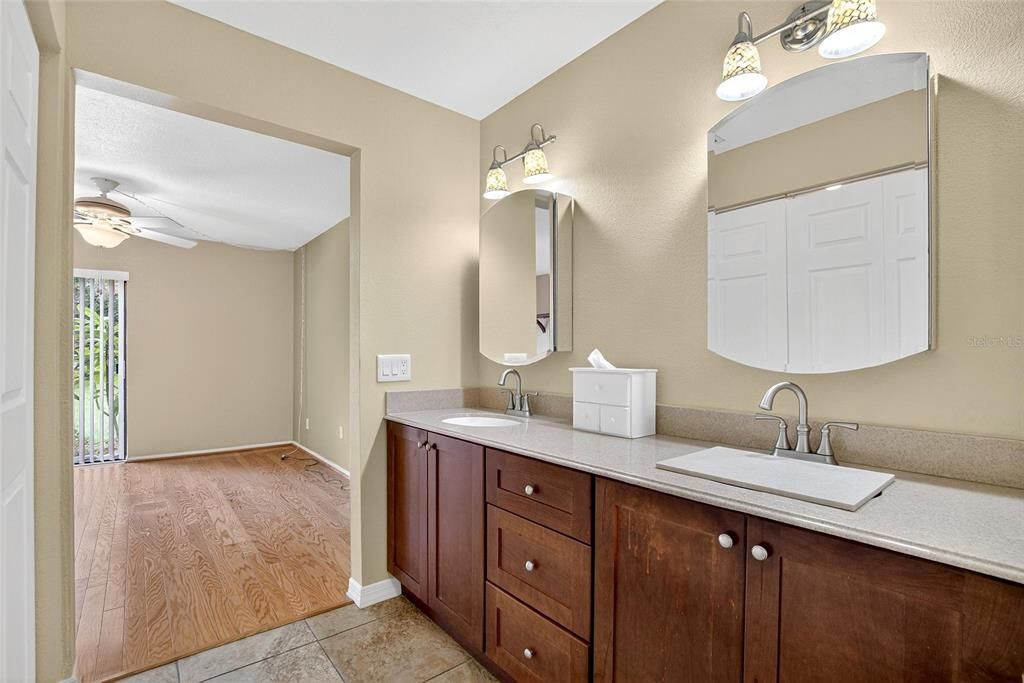 合同活跃: $268,500 (2 贝兹, 2 浴室, 1581 平方英尺)