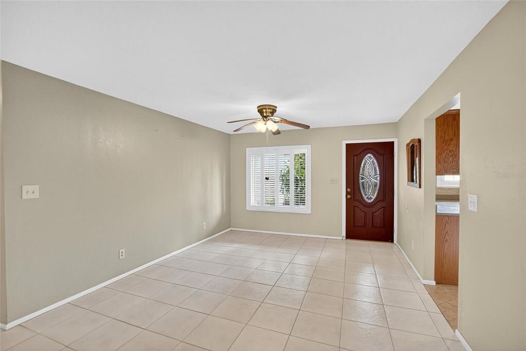 合同活跃: $268,500 (2 贝兹, 2 浴室, 1581 平方英尺)