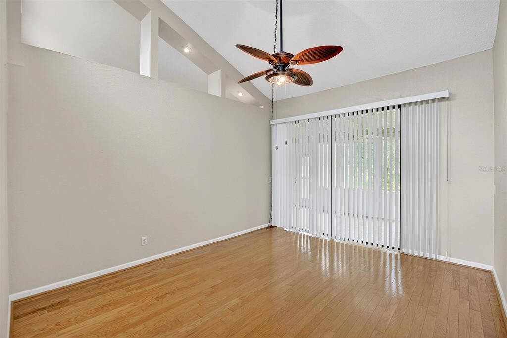 合同活跃: $268,500 (2 贝兹, 2 浴室, 1581 平方英尺)