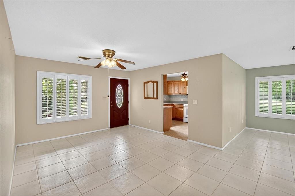 合同活跃: $268,500 (2 贝兹, 2 浴室, 1581 平方英尺)