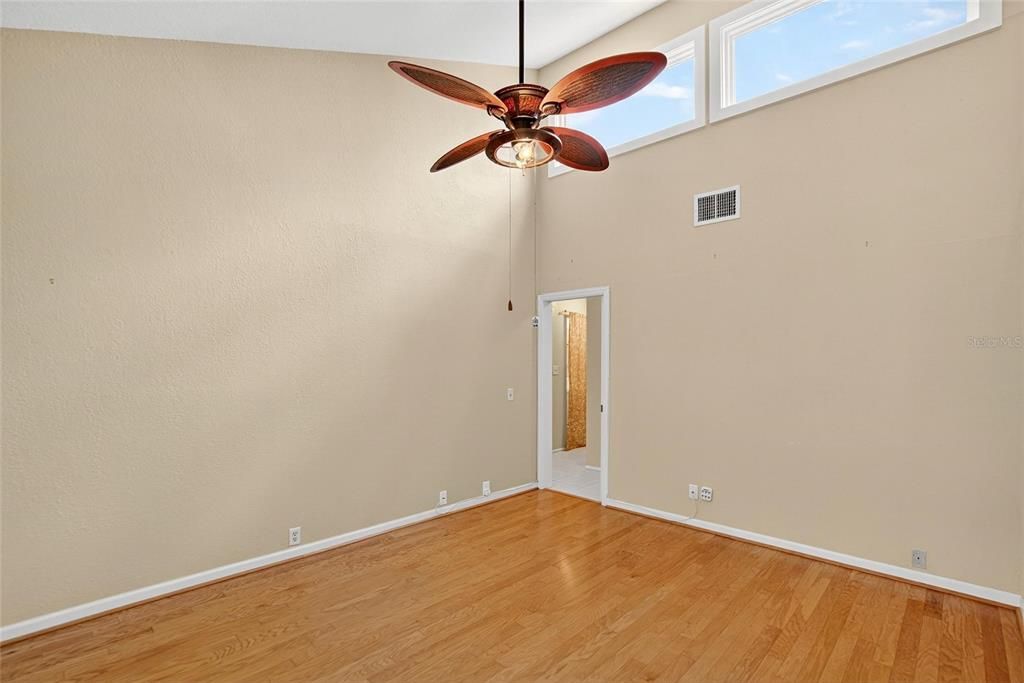 合同活跃: $268,500 (2 贝兹, 2 浴室, 1581 平方英尺)